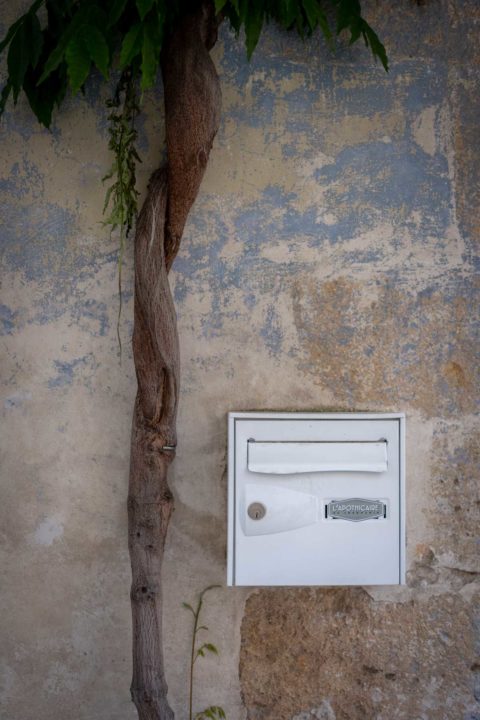 Provence-Briefkasten neben Baum