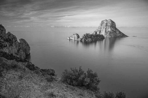 Ibiza Es Vedra-Aussicht von Gegenüber in Schwarz-Weiss