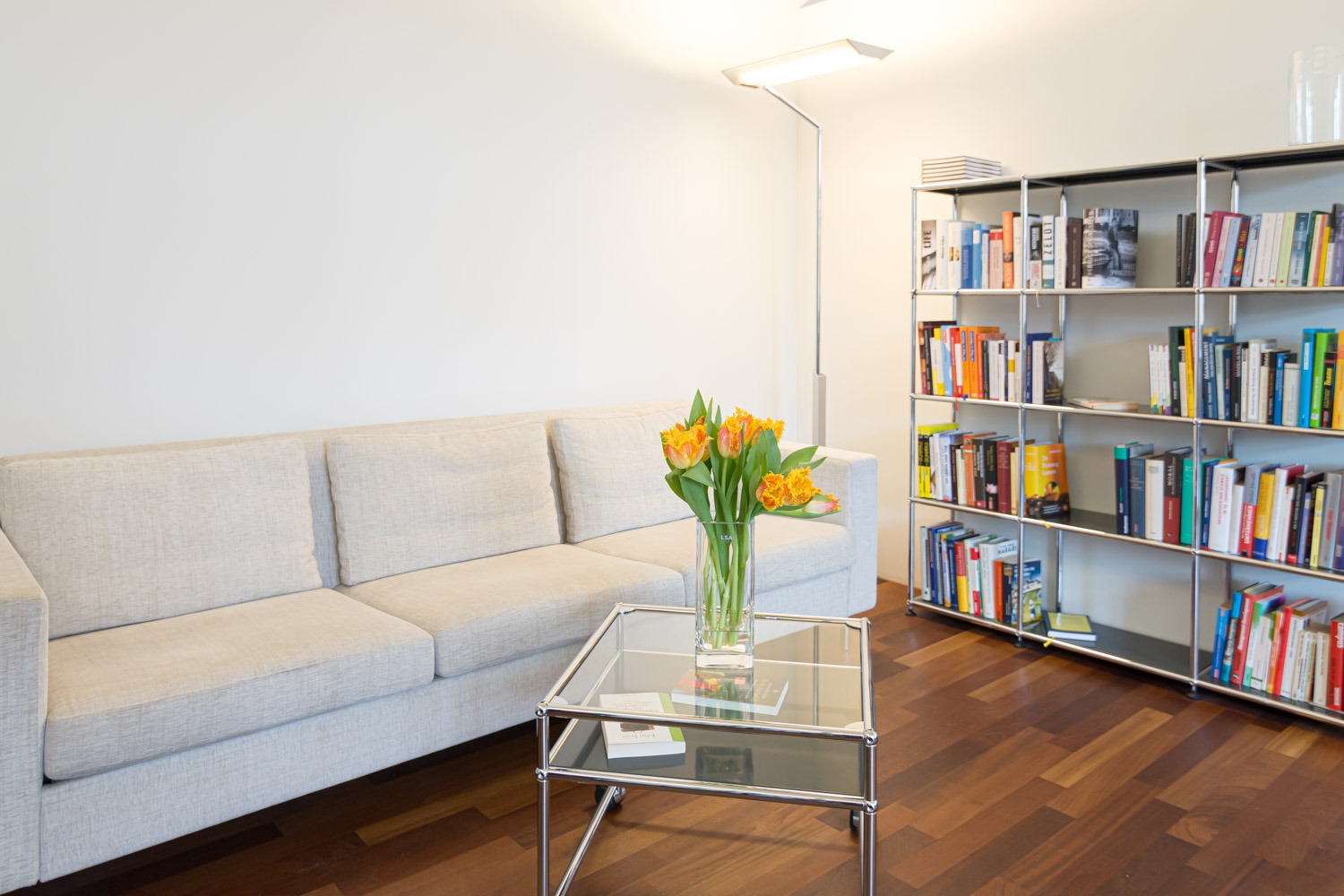Assessment-Art Couch beim Eingang